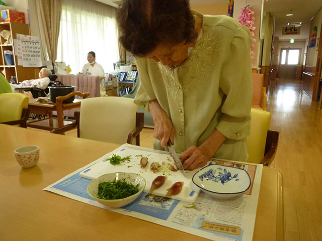 夏はそうめん！　薬味を添えます