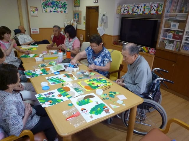 季節の貼り絵を楽しみます
