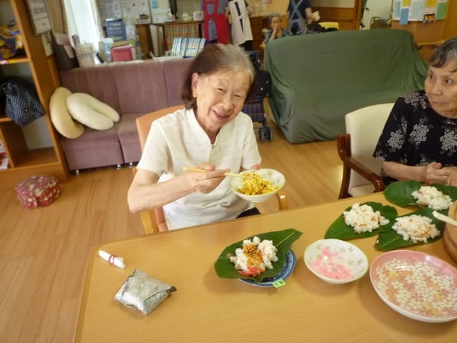 ほうば寿司 皆さま慣れた手つきです!